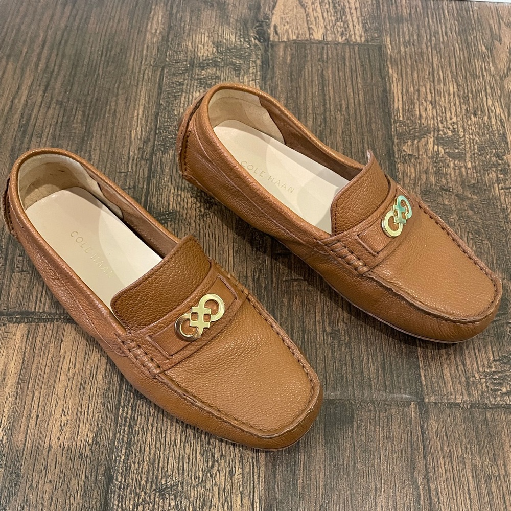 Leather tan loafers 5B